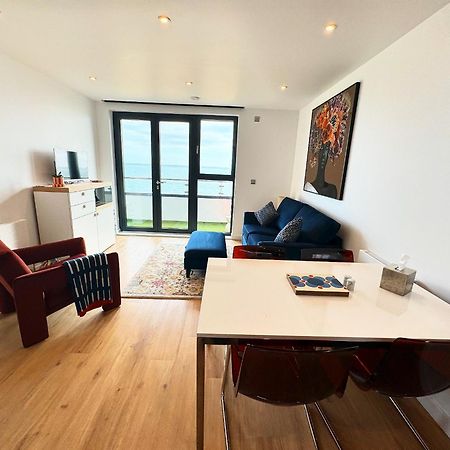 Stunning Beach Front Apartment With Sea Views, Free Parking & Balcony Ramsgate Exterior photo