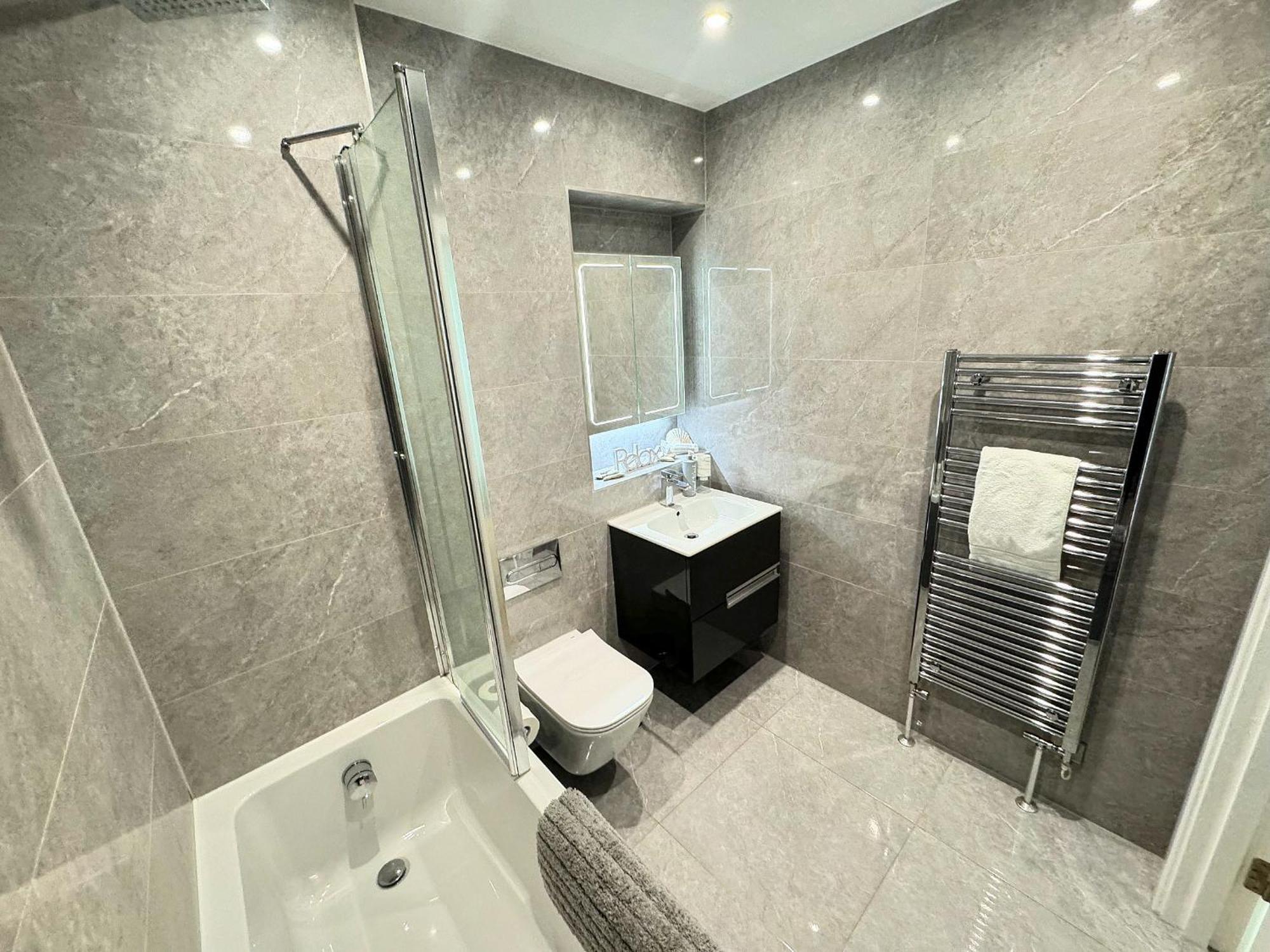 Stunning Beach Front Apartment With Sea Views, Free Parking & Balcony Ramsgate Exterior photo