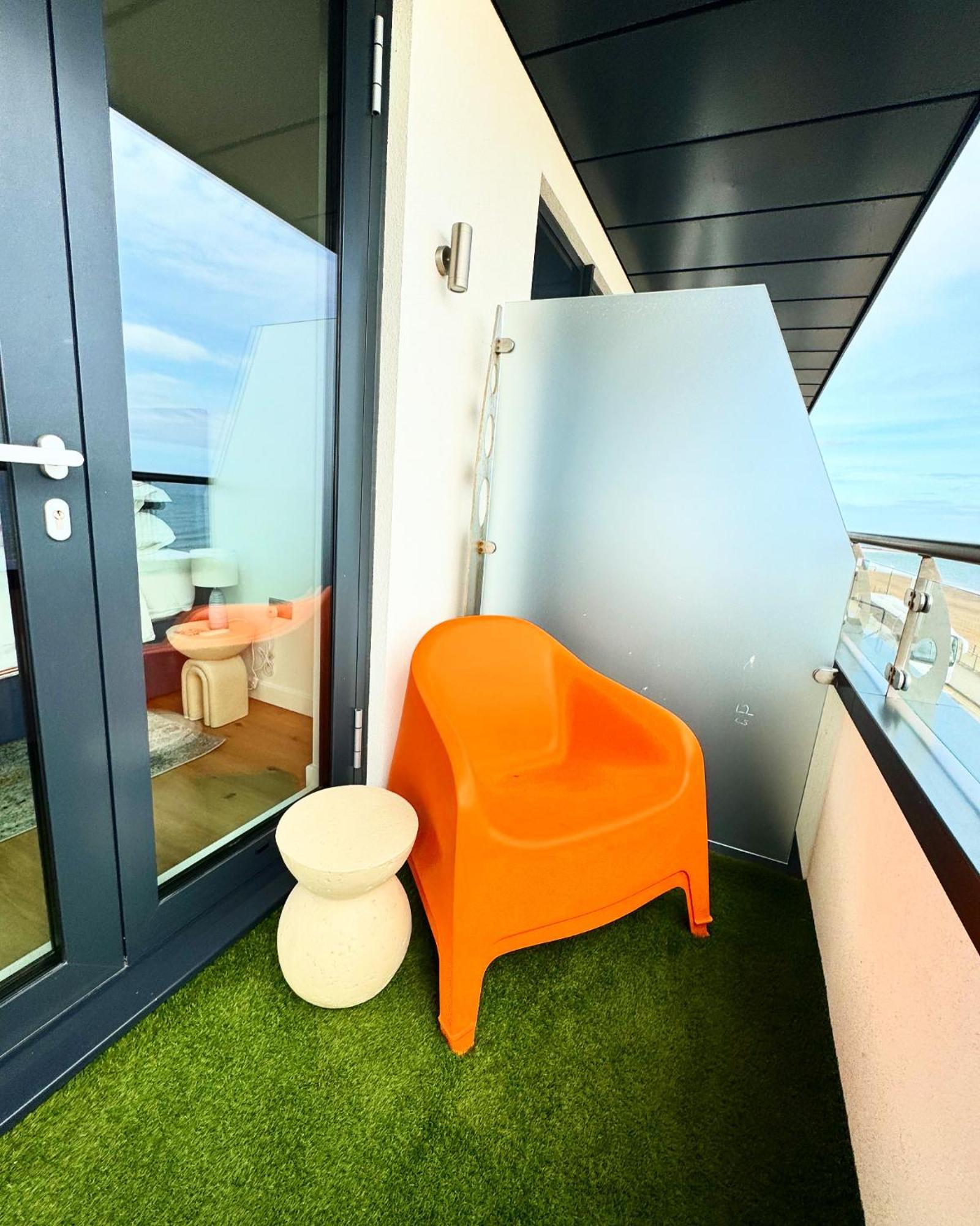 Stunning Beach Front Apartment With Sea Views, Free Parking & Balcony Ramsgate Exterior photo