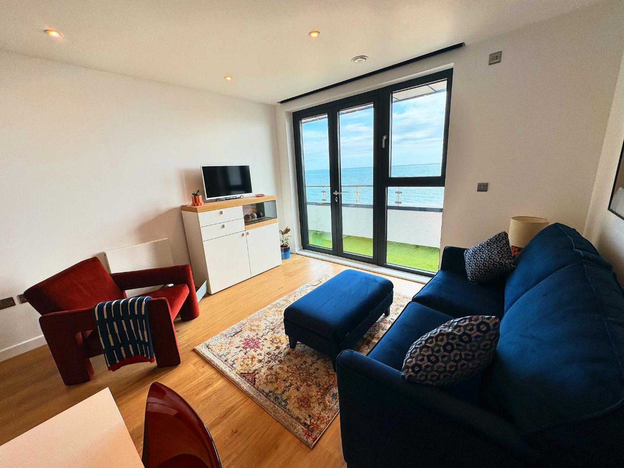 Stunning Beach Front Apartment With Sea Views, Free Parking & Balcony Ramsgate Exterior photo
