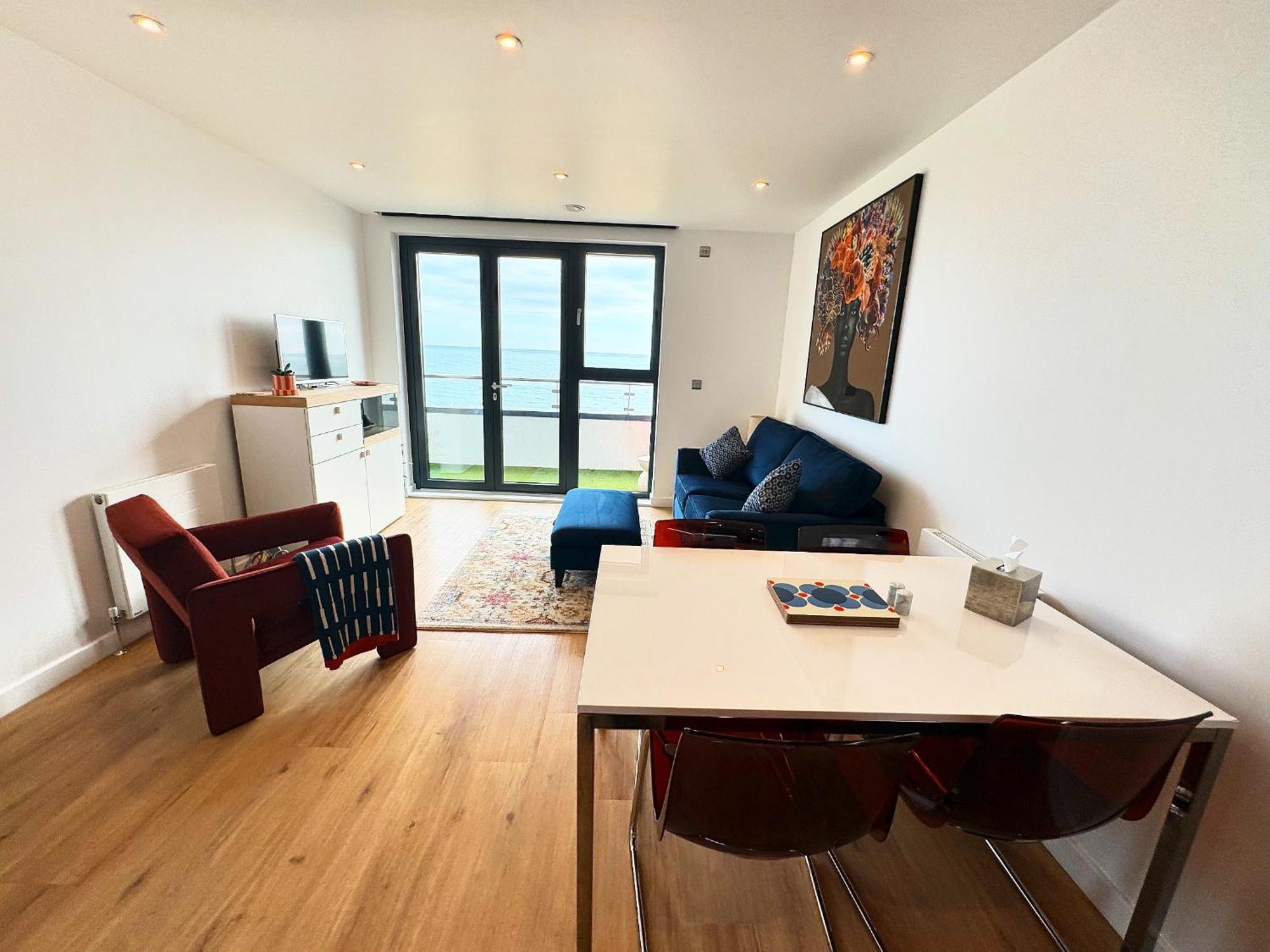 Stunning Beach Front Apartment With Sea Views, Free Parking & Balcony Ramsgate Exterior photo