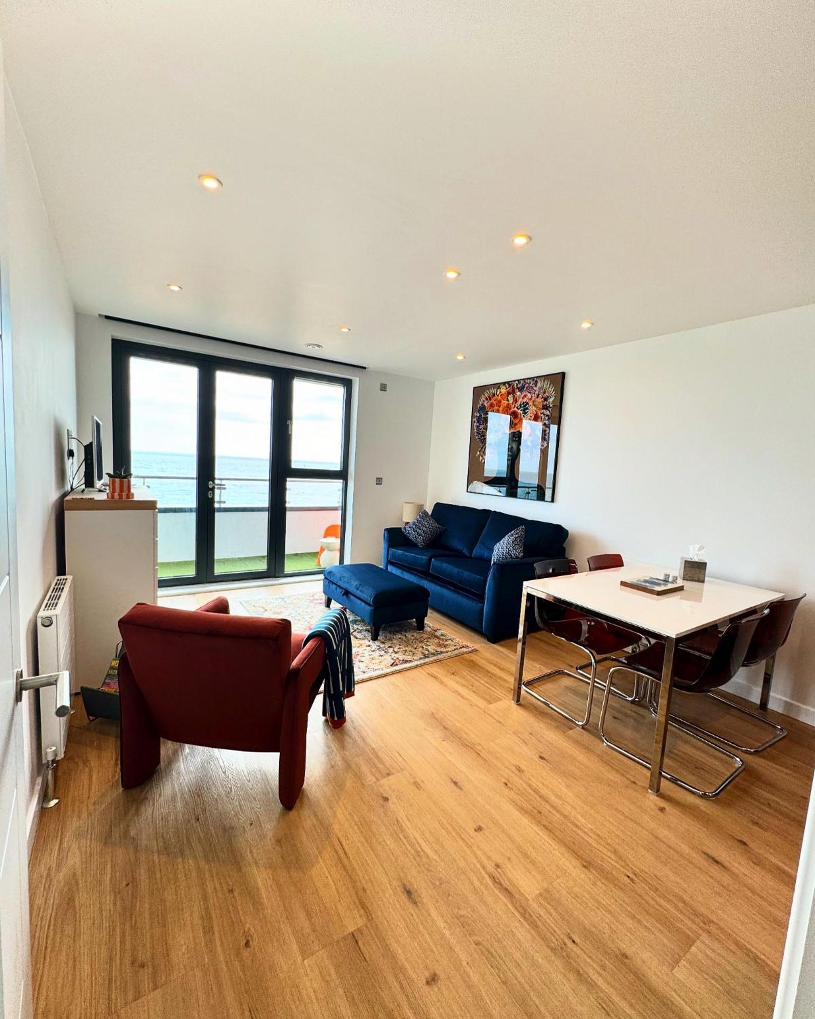 Stunning Beach Front Apartment With Sea Views, Free Parking & Balcony Ramsgate Exterior photo