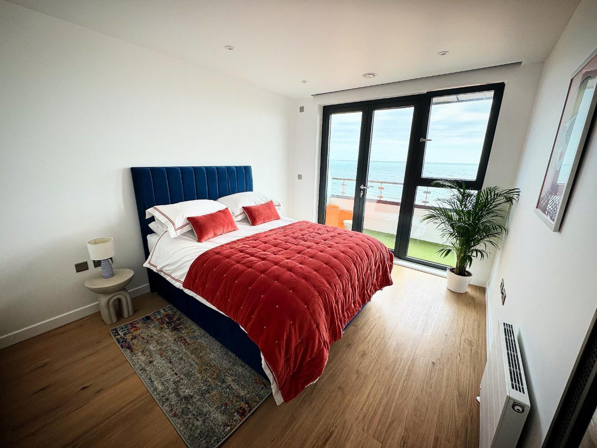 Stunning Beach Front Apartment With Sea Views, Free Parking & Balcony Ramsgate Exterior photo