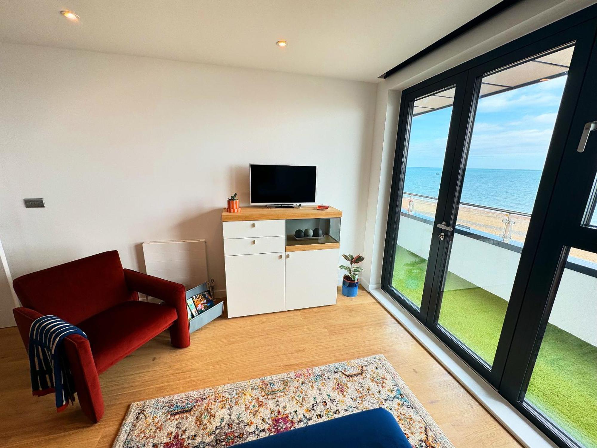 Stunning Beach Front Apartment With Sea Views, Free Parking & Balcony Ramsgate Exterior photo